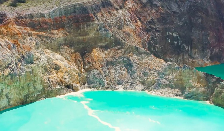 10012016-Kelimutu_lac vue de haut bis 2