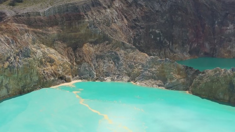 Kelimutu_lac vue de haut bis 2